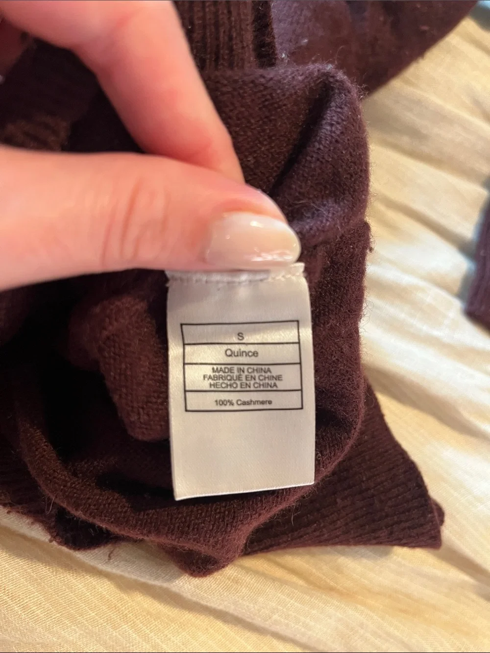 Quince 100% cashmere v-neck sweater
